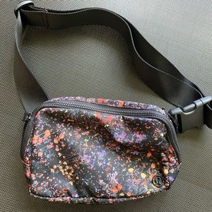 lululemon everywhere belt bag, only used once!